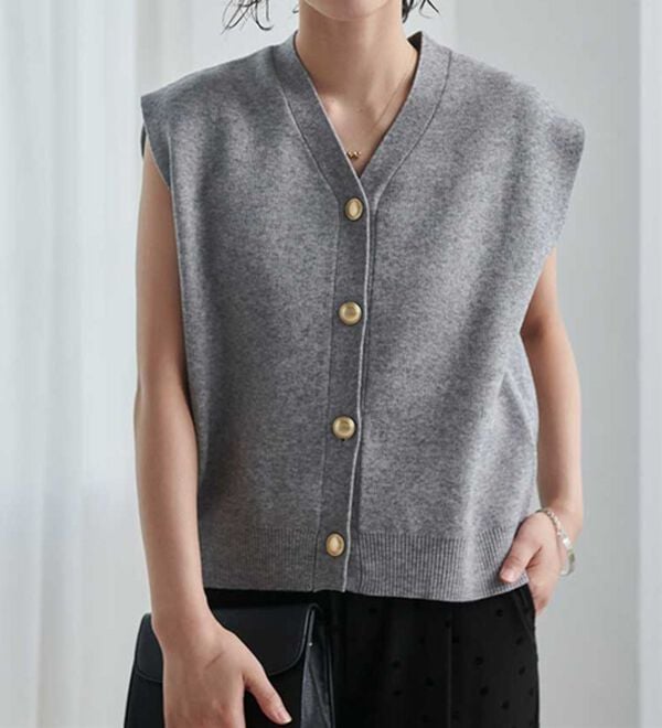 RANAN（ラナン）の「【ムースタッチ】洗える！ゴールド調ボタンニットベスト（ベスト）」｜詳細画像