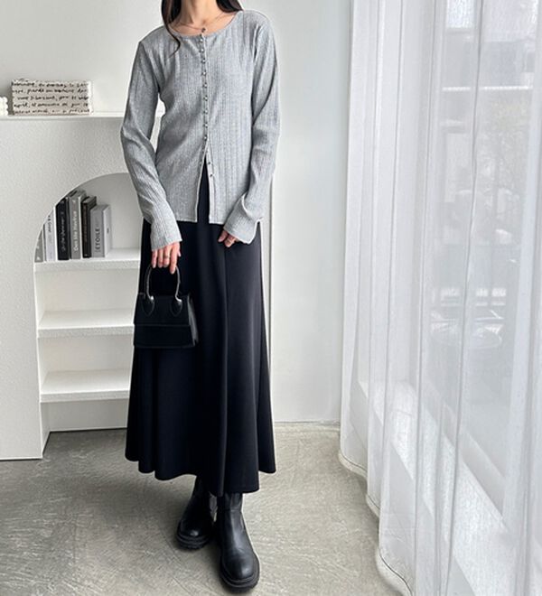 GeeRA（ジーラ）の「メニーボタンランダムリブトップス（カットソー）」｜詳細画像