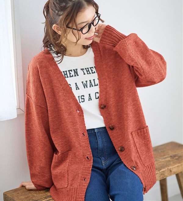 Viola e Viola（ヴィオラ エ ヴィオラ）の「洗えるもちもち　ミドル丈ニットカーデ（ニットカーディガン）」｜テラコッタ