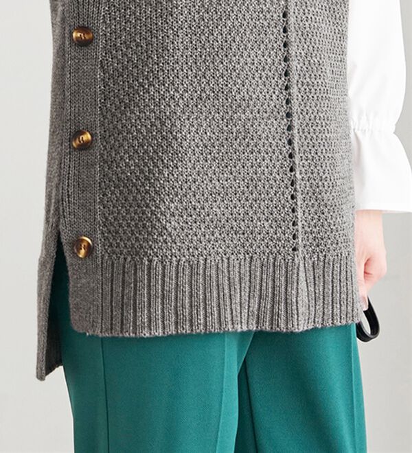BELLUNA（ベルーナ）の「ボタン使いゆったりニットベスト（ベスト）」｜詳細画像