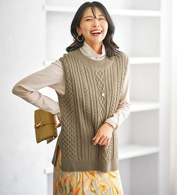 BELLUNA（ベルーナ）の「スリットデザインケーブル柄ニットベスト（ベスト）」｜モカ