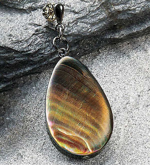 BELLUNA（ベルーナ）の「雫モチーフシェルイヤリング・ピアス（イヤリング・ピアス）」｜ピアス