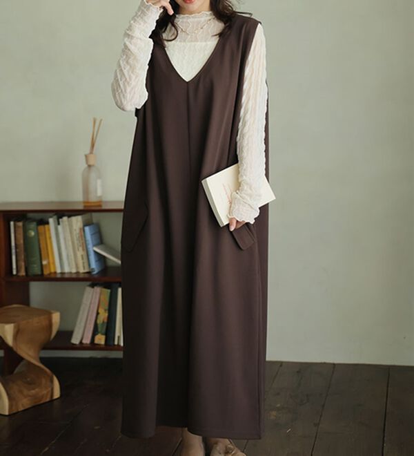 A HAPPY MARILYN（アハッピーマリリン）の「【Ｌ～８Ｌ】Ｉラインで着痩せ！Ｖネックポケット付ジャンスカ（ジャンパースカート）」｜モカ
