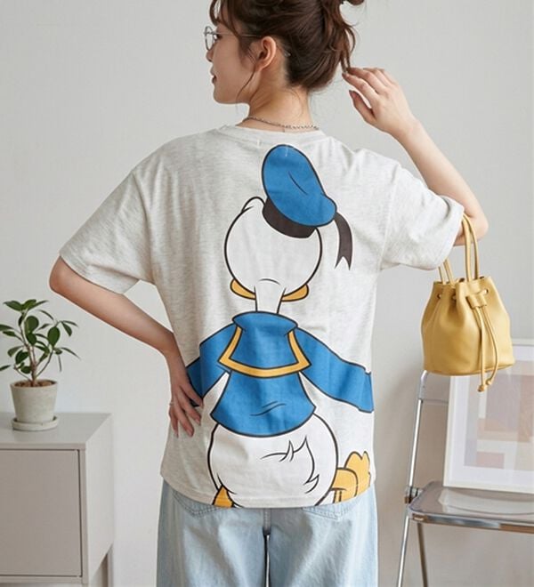 BELLUNA（ベルーナ）の「＜Ｄｉｓｎｅｙ＞【ドナルド＆デイジー】抱き着きプリントTシャツ（カットソー）」｜詳細画像
