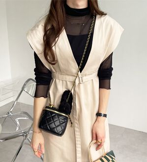 GeeRA（ジーラ）の「ベルト付Ｖネックジャンスカ（ジャンパースカート）」｜アイボリー