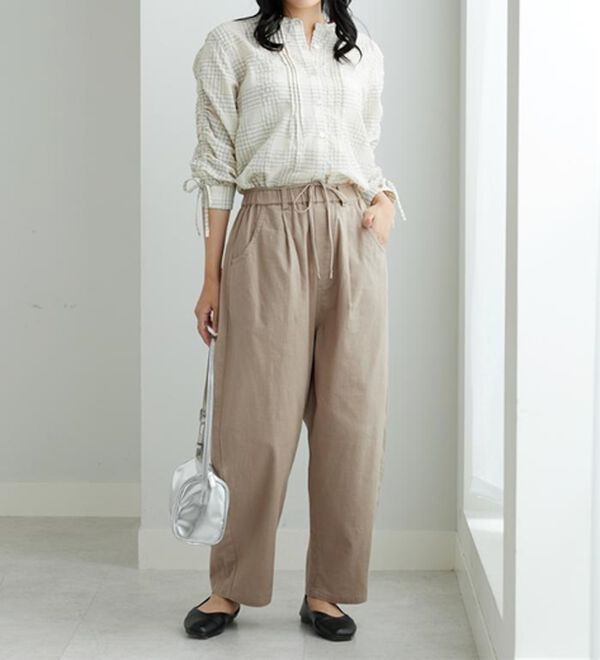 BELLUNA（ベルーナ）の「綿スラブ素材タックデザインコクーンパンツ（フルレングスパンツ）」｜詳細画像