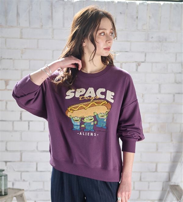 BELLUNA（ベルーナ）の「＜Ｄｉｓｎｅｙ＞【リトルグリーンメン】サガラ刺しゅう裏毛トレーナー（トレーナー・スウェット）」｜詳細画像