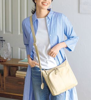 ルフラン（ルフラン）の「＜ズッケロ＞さっと取り出せる牛革バッグ（ショルダーバッグ）」｜アイボリー