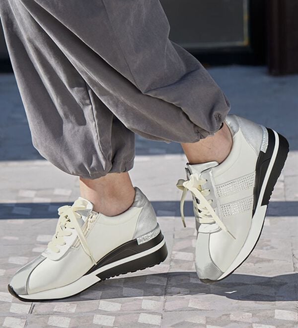 「４Ｅきらめきレースアップスニーカー（スニーカー）」｜詳細画像