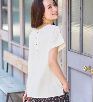 Viola e Viola（ヴィオラ エ ヴィオラ）の「【涼しく解決！】Ｔシャツ感覚で着られるブラウス（ブラウス）」｜オフホワイト
