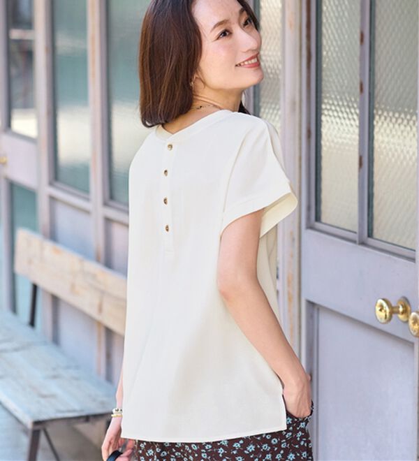 Viola e Viola（ヴィオラ エ ヴィオラ）の「【涼しく解決！】Ｔシャツ感覚で着られるブラウス（ブラウス）」｜オフホワイト