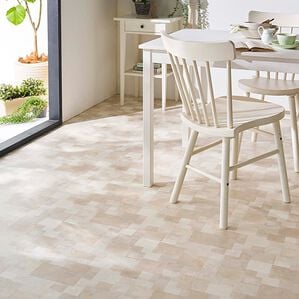 iellio（イエリオ）の「多機能クッションフロアシート＜簡単ロール式・フローリング調・防水・はっ水・日本製・抗菌・防カビ・防炎＞（カーペット）」｜ストーンベージュ