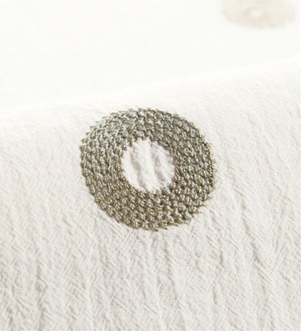 BELLUNA（ベルーナ）の「綿１００％水玉刺しゅうシャンブレーシャツチュニック（チュニック）」｜詳細画像