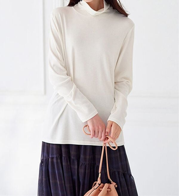 BELLUNA（ベルーナ）の「うっとりなめらか素材ハイネックプルオーバー（カットソー）」｜詳細画像