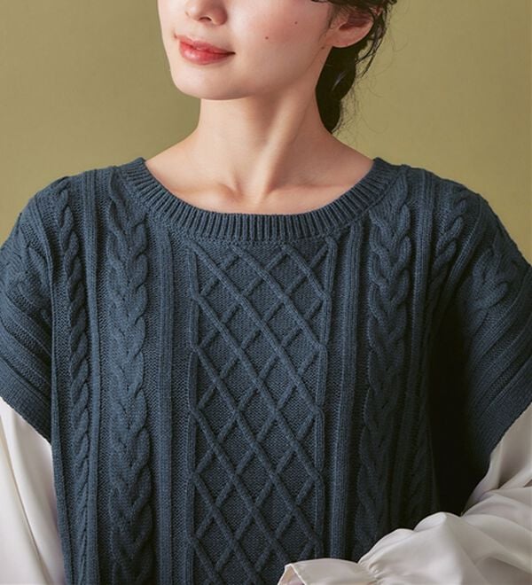 Viola e Viola（ヴィオラ エ ヴィオラ）の「１枚で重ね着が楽しめる！レイヤード風ケーブル編みニットトップス（ニット・セーター）」｜詳細画像
