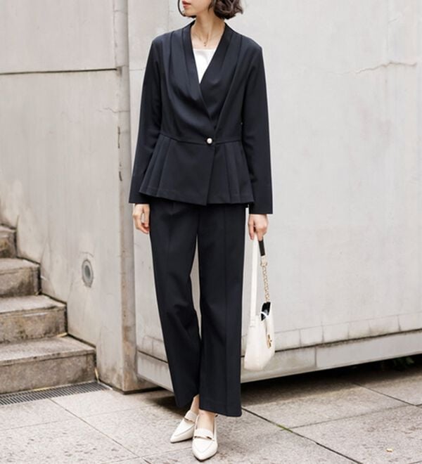 GeeRA（ジーラ）の「【２点セット】パールボタンペプラムプリーツブラウスセットアップ（その他スーツ）」｜詳細画像