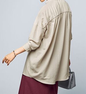 VINNO（ヴィノ）の「はっ水ストレッチバックギャザーシャツ（シャツ）」｜グレージュ