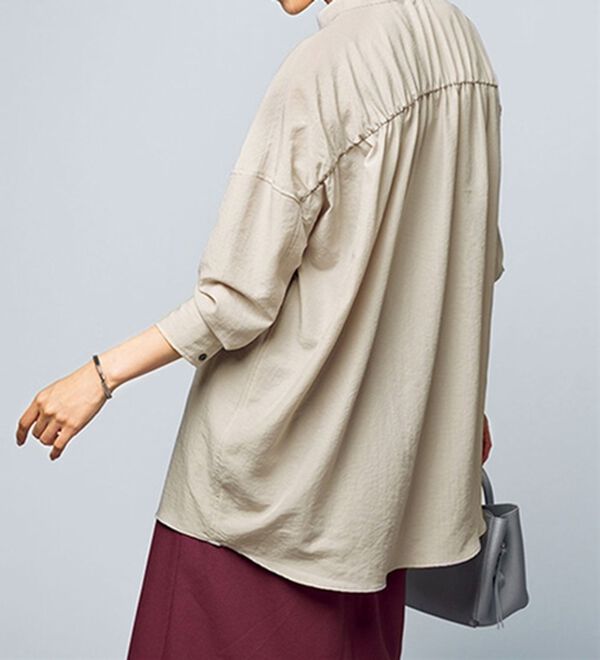 VINNO（ヴィノ）の「はっ水ストレッチバックギャザーシャツ（シャツ）」｜グレージュ