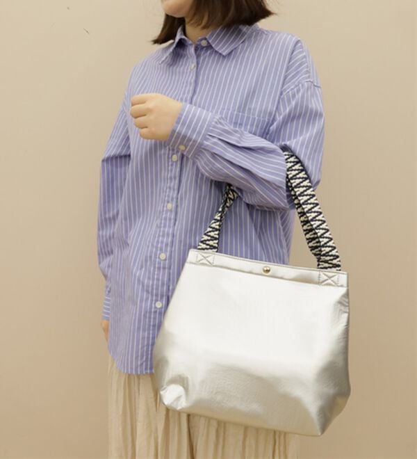 BELLUNA（ベルーナ）の「シャイニー素材のお洒落柄ハンドル手提げ（ハンドバッグ）」｜詳細画像