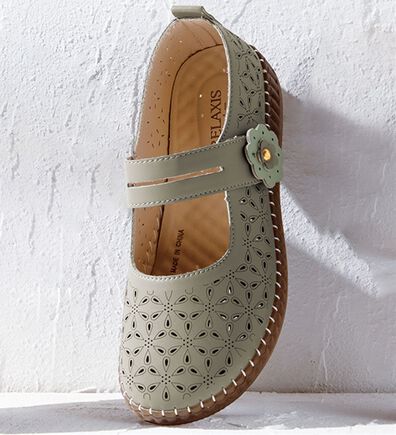 BELLUNA（ベルーナ）の「ゆったりカットワークストラップシューズ（パンプス）」