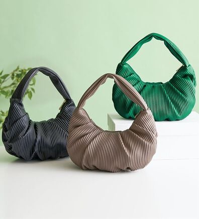 BELLUNA（ベルーナ）の「ハーフムーンプリーツ手提げ（その他バッグ）」