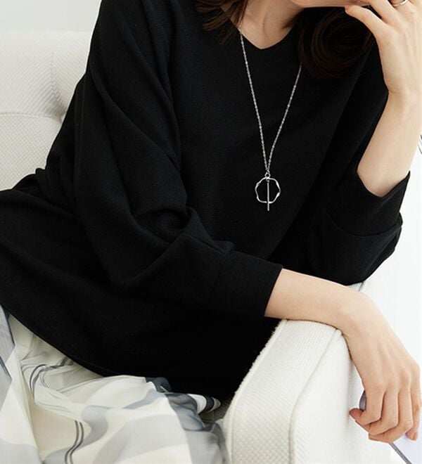 BELLUNA（ベルーナ）の「【2点セット】ネックレス付ラメ調ドルマンプルオーバー（カットソー）」｜詳細画像