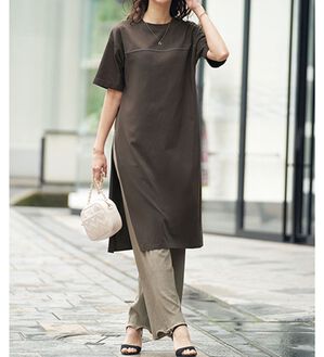 BELLUNA（ベルーナ）の「【楊柳イージーパンツ付】ひんやり！スリットデザインワンピース（カットソーワンピース）」｜ブラウン／ベージュ