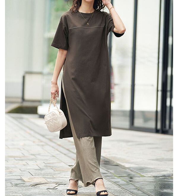 BELLUNA（ベルーナ）の「【楊柳イージーパンツ付】ひんやり！スリットデザインワンピース（カットソーワンピース）」｜ブラウン／ベージュ