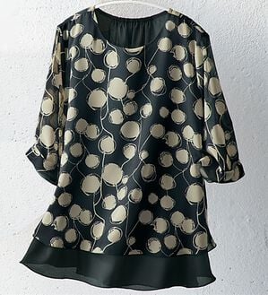 BELLUNA（ベルーナ）の「ふんわりシフォン重ね総柄プルオーバー（カットソー）」｜黒系