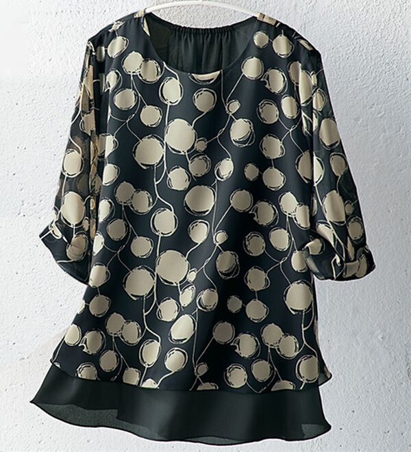 BELLUNA（ベルーナ）の「ふんわりシフォン重ね総柄プルオーバー（カットソー）」｜黒系