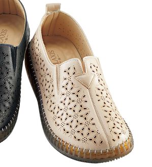 BELLUNA（ベルーナ）の「ゆったりカットワークスリッポン（スリッポン）」｜ベージュ