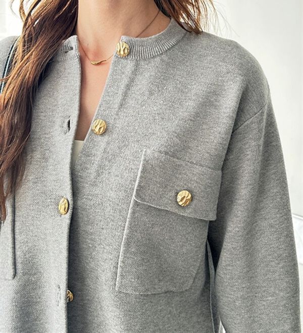 GeeRA（ジーラ）の「ロングシーズン使える！ゴールド調ボタンニットカーデ（ニットカーディガン）」｜詳細画像