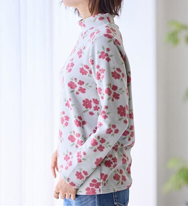 LAVIENNE（ラヴィエンヌ）の「【薄いのに暖かい】薄手ストレッチフリースのプリントハイネック長袖（ニット・セーター）」｜詳細画像