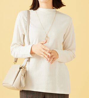 BELLUNA（ベルーナ）の「肌に優しい吸湿発熱ふんわりプルオーバー（カットソー）」｜アイボリー