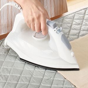 「自動洗浄付スチームアイロン　アイロンパッド付（その他日用品）」｜1