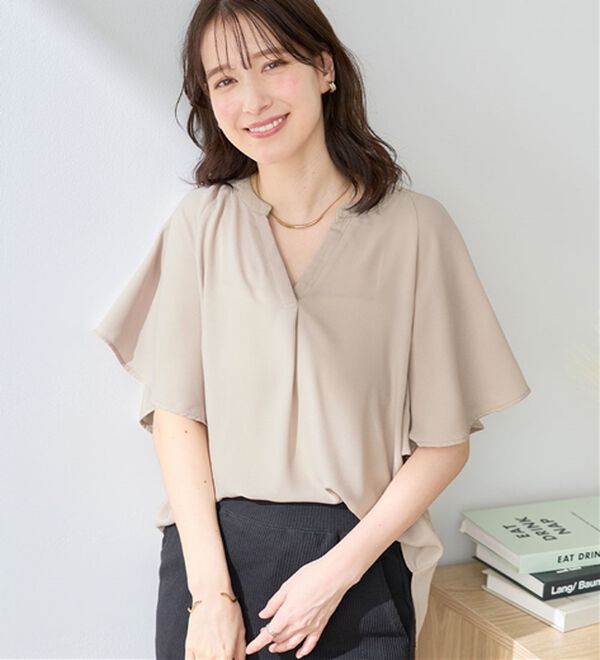 Viola e Viola（ヴィオラ エ ヴィオラ）の「【選べる２丈】さらっと涼感フレアスリーブブラウス（ブラウス）」｜グレージュ／トップス丈