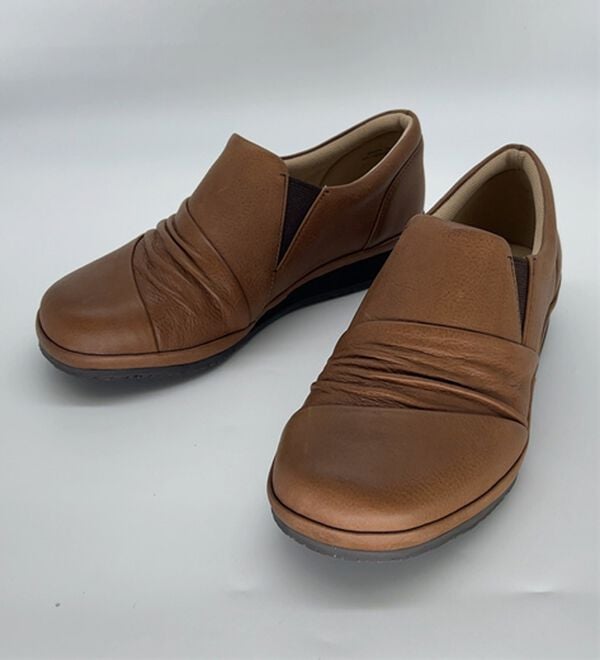 BELLUNA（ベルーナ）の「５Ｅ牛革切替ギャザースリッポン（スリッポン）」｜詳細画像