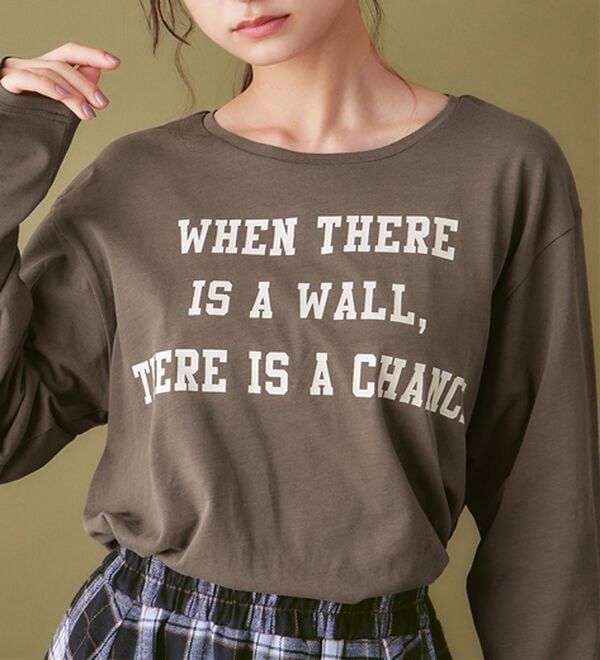 Viola e Viola（ヴィオラ エ ヴィオラ）の「【吸湿発熱】あったか綿１００％ロゴTシャツ（カットソー）」｜モカ