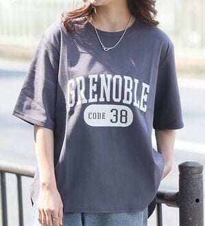 A HAPPY MARILYN（アハッピーマリリン）の「【Ｍ～８Ｌ】【接触冷感・ＵＶ対策】カレッジプリント裾ラウンドＴシャツ（Tシャツ）」｜ネイビー