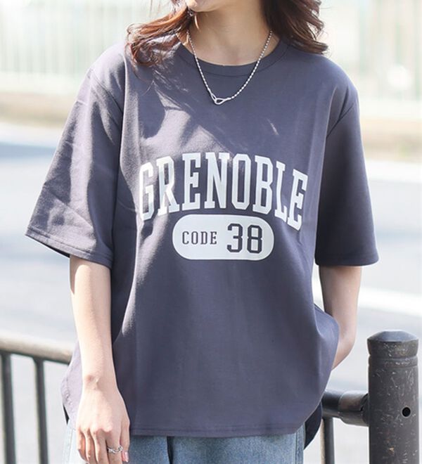 A HAPPY MARILYN（アハッピーマリリン）の「【Ｍ～８Ｌ】【接触冷感・ＵＶ対策】カレッジプリント裾ラウンドＴシャツ（Tシャツ）」｜ネイビー
