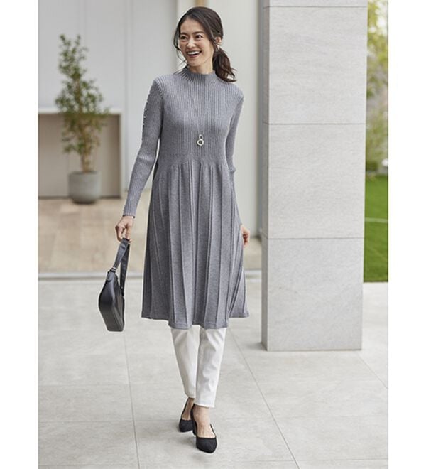 BELLUNA（ベルーナ）の「体型を拾いにくい！ビジュー使いプリーツ風ニットチュニックワンピース（チュニックワンピース）」｜詳細画像