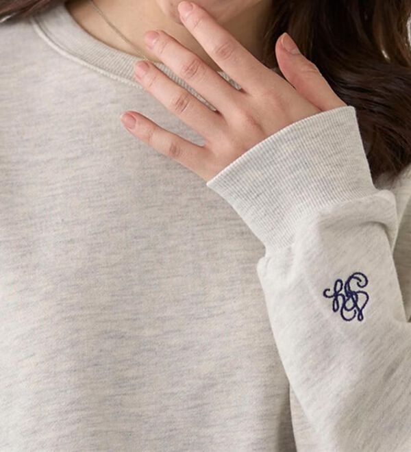 BELLUNA（ベルーナ）の「袖ワンポイント刺しゅう裏毛プルオーバー（カットソー）」｜詳細画像