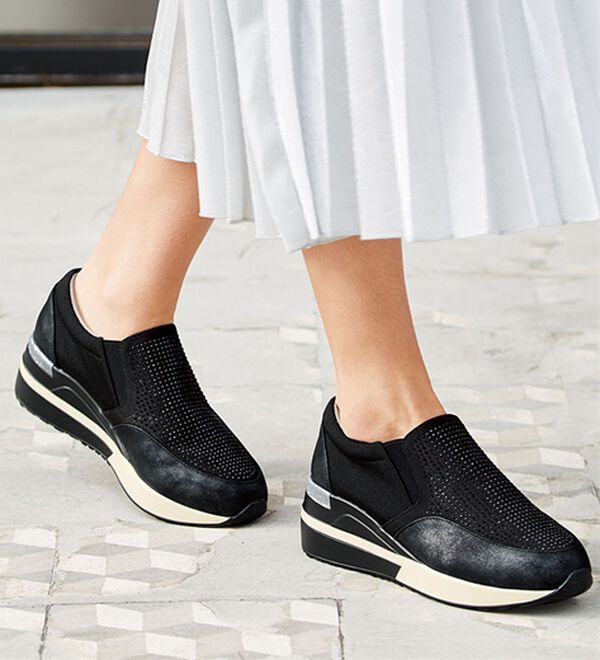 ルフラン（ルフラン）の「きれいめコーデにも合う４Ｅきらめきヒールアップスニーカー（スニーカー）」｜ブラック(スリッポン)