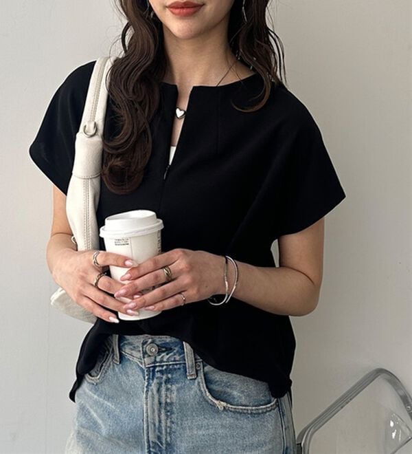 GeeRA（ジーラ）の「前後２ＷＡＹハーフジップＴブラウス（ブラウス）」｜ブラック