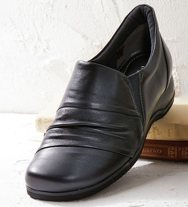 BELLUNA（ベルーナ）の「お買得！５Ｅ牛革シャーリングシューズ（スリッポン）」｜黒