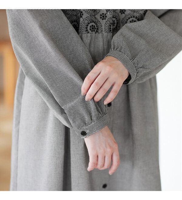 Viola e Viola（ヴィオラ エ ヴィオラ）の「パッと華やぐ繊細刺しゅうの大人シャツワンピース（シャツワンピース）」｜詳細画像