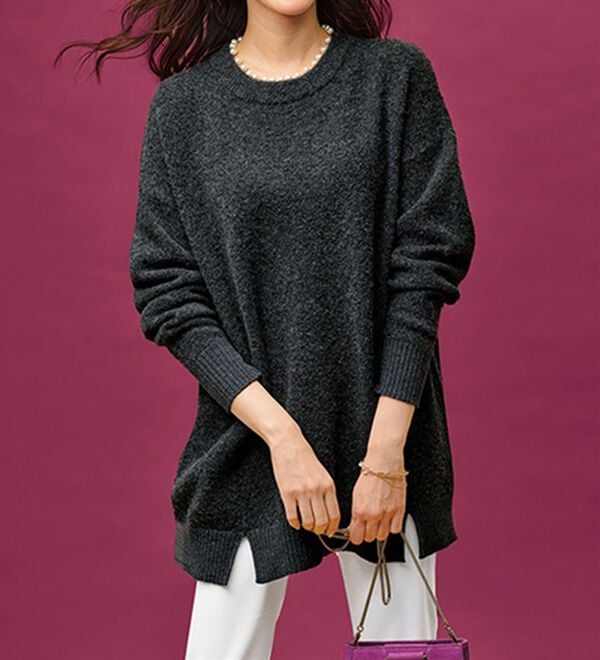 BELLUNA（ベルーナ）の「ブークレ素材衿パールニットプルオーバー（ニット・セーター）」｜チャコール系