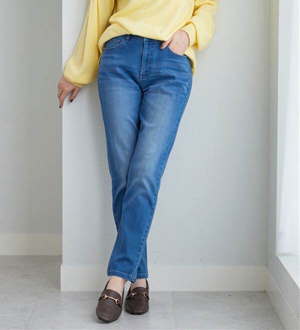 BELLUNA（ベルーナ）の「やわらかストレッチデニム素材スリムパンツ（フルレングスパンツ）」｜ライトブルー