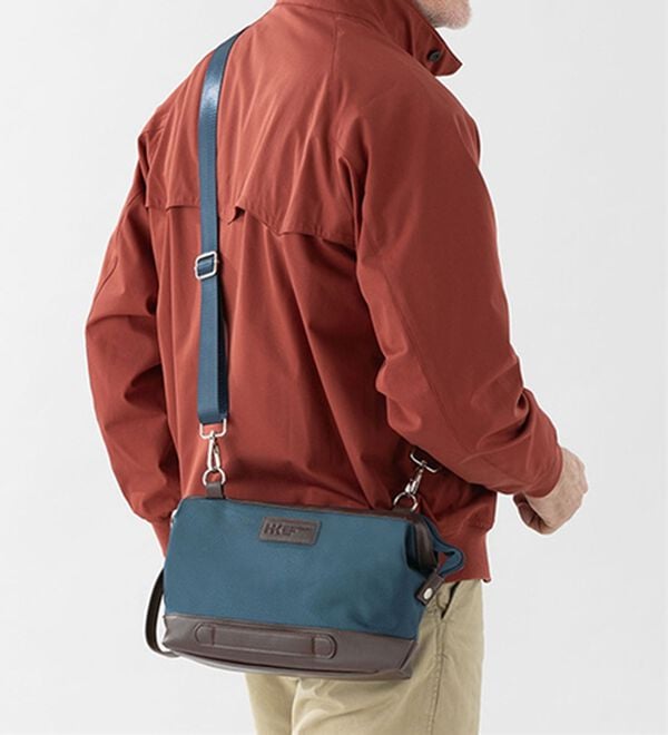 「＜ヒロココシノオムベーシック＞大きく開き、中が見やすいショルダーバッグ（メンズショルダーバッグ）」｜詳細画像