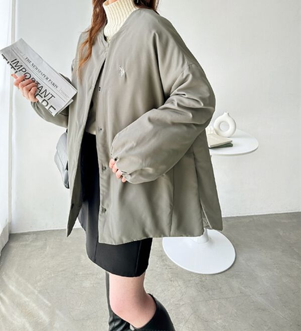 GeeRA（ジーラ）の「【U.S. POLO ASSN.】 ノーカラー中わたブルゾン（ハーフコート）」｜詳細画像